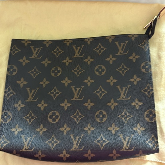 AUTHENTIC LOUIS VUITTON TOILETRY POUCH 26. Excellent condition. - Picture 12 of 14